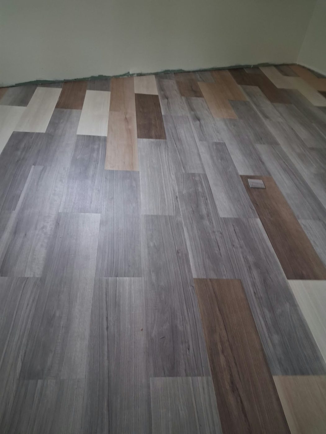 Mixed color flooring layout